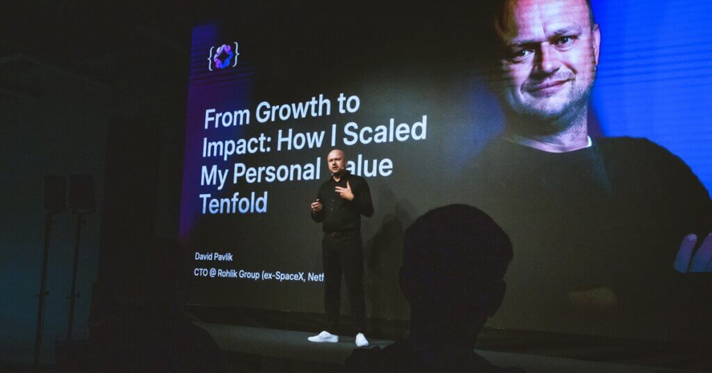 Foto Davida Pavlíka mluvícího na pódiu ELC 2025, prezentujícího svou přednášku 'From Growth to Impact: How I Scaled My Personal Value 10x.